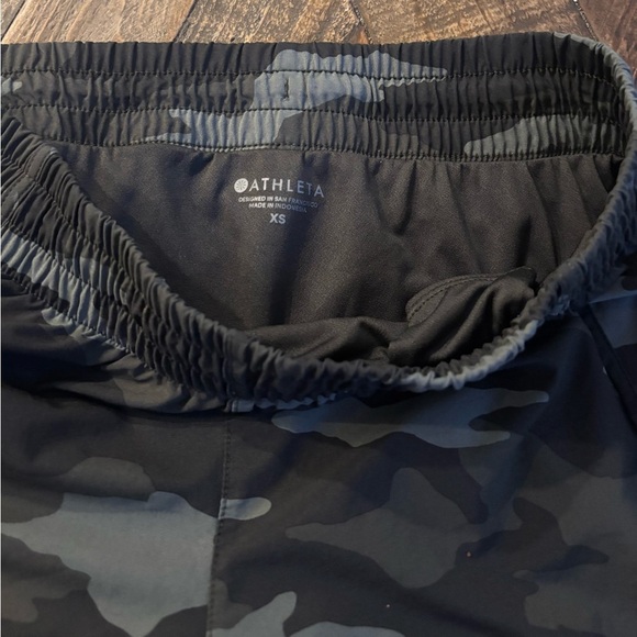 Athleta Mesh Racer Run Short 
Women's XS Black
Camouflage Print - Picture 7 of 11